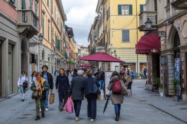 Pisa, Itlay - 15 Nisan 2025: Corso Italia manzarası - İtalya 'nın Pisa kentinin ana alışveriş caddelerinden biri.