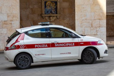 Pisa, İtalya - 15 Nisan 2025: İtalya 'nın Pisa kentinde bir polis arabası.
