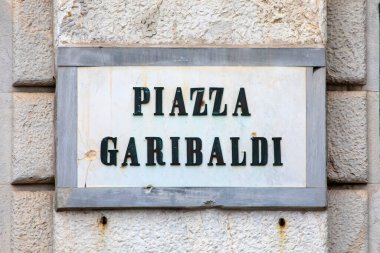 İtalya 'nın tarihi Pisa şehrinde Piazza Garibaldi için sokak tabelası.