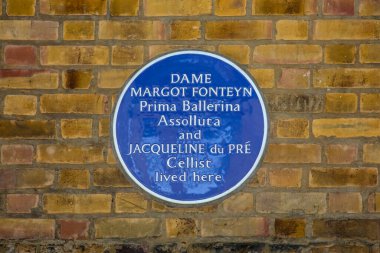 Londra, İngiltere - 29 Nisan 2025: Kensington, Londra 'daki Rutland Gardens Mews' de, balerin Dame Margot Fonteyn ve çellocu Jacqueline du Pre 'nin yaşadığı yerde mavi bir plaket.