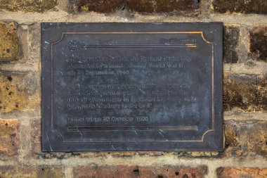 Londra, İngiltere - 29 Nisan 2025: Rutland Mews East plaketi, 2. Dünya Savaşı sırasında bombalandığında Rutland Malikanesi 'nin duvarının nerede durduğunu gösteriyor. Yeni duvar bir yol hakkı içeriyor ve duvardaki delik olarak biliniyor..