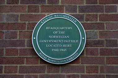 Londra, İngiltere - 29 Nisan 2025: Londra, Kensington, Londra 'daki Prince' s Gate 'in dış tarafında, 2. Dünya Savaşı sırasında Norveç Hükümeti' nin Exile 'deki merkezinin yerini gösteren bir plaket..