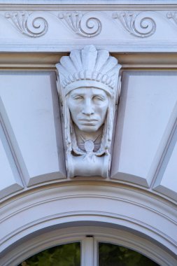 Londra, Kensington 'da Prince' s Gate 'deki bir binanın dış tarafına bir Amerikan yerlisinin oyması..