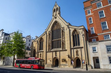 Londra, İngiltere - 29 Nisan 2025: Kutsal Üçlemeci Kilisesi, Kensington, Londra 'daki Prince Consort Yolu üzerinde yer almaktadır..