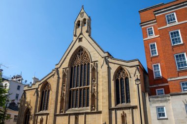 Londra, İngiltere - 29 Nisan 2025: Kutsal Üçlemeci Kilisesi, Kensington, Londra 'daki Prince Consort Yolu üzerinde yer almaktadır..