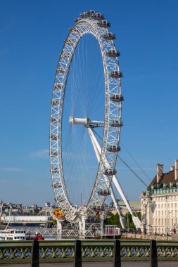 Londra, İngiltere - 29 Nisan 2025: Londra 'daki Londra Gözü' nün Westminster Köprüsü 'nden görüntüsü.