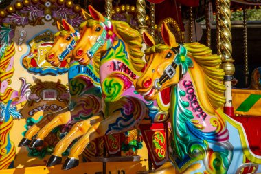 Londra, İngiltere - 29 Nisan 2025: Bir Atlıkarınca, ya da Eğlence Fuarında Atlıkarınca.