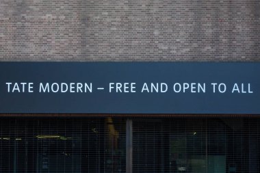 Londra, İngiltere - 29 Nisan 2025: Londra, İngiltere 'deki Tate Modern Sanat Galerisi' nin dış cephesini imzalayın.