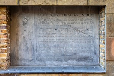 Londra, İngiltere - 29 Nisan 2025: Londra, İngiltere 'de Thames Nehri' nin güney kıyısındaki St. Mary Overie 's Rıhtımında bulunan Mary Overie Efsanesi' nin detaylarını anlatan bir plaket.