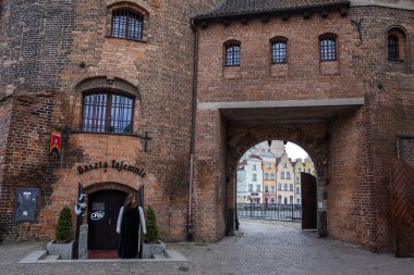 Gdansk, Polonya - 16 Aralık 2025: Polonya 'nın Gdansk kentindeki Stagiewna Kapısındaki Sırlar ve Balmumu Heykel Müzesi' nin girişi.
