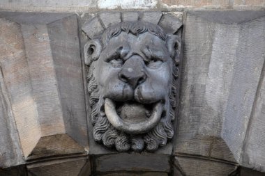 Polonya 'nın tarihi kenti Gdansk' taki Yeşil Kapı 'da bir heykelin yakın çekimi..