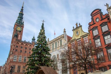 Polonya 'nın Gdansk kentindeki Dlugi Targ' da güzel bir Noel Ağacı manzarası. Arka planda Belediye Binası ve Arturs Court var..