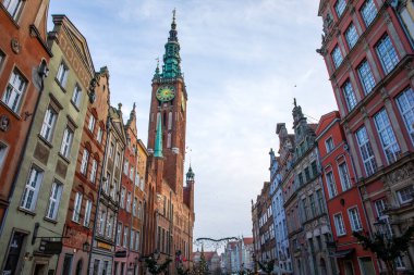 Polonya 'nın tarihi kenti Gdansk' ta Dluga 'dan izlenen görkemli Main Town Hall..