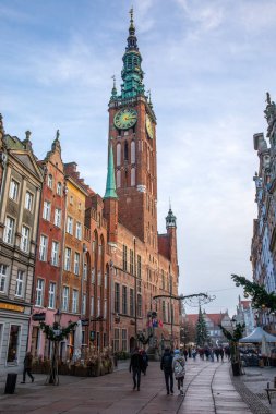 Polonya 'nın tarihi kenti Gdansk' ta Dluga 'dan izlenen görkemli Main Town Hall..