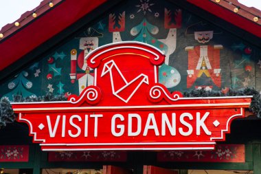 Gdansk, Polonya - 16 Aralık 2025: Polonya 'daki Gdansk Noel Pazarı' ndaki bir tezgahın dış tarafında Gdansk tabelasına yakın çekim.