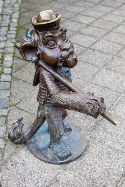 Polonya 'nın Gdansk kentindeki Gdanski Lew Hewelion heykelinin yakın çekimi. Hewelion, Gdansk 'ın maskotudur ve bu onun şehirdeki birçok heykelinden biridir..