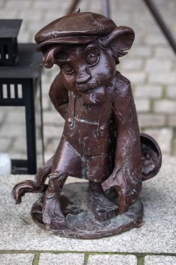 Lew Hewelion heykeli Polonya 'nın Gdansk kentindeki Dugie Pobrzeze' de bulunmaktadır. Hewelion, Gdansk 'ın maskotudur ve bu onun şehirdeki birçok heykelinden biridir.