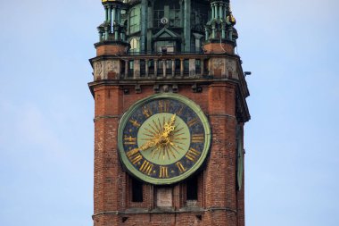 Polonya 'nın Gdansk kentindeki tarihi Main Town Hall' un kulesine yakın çekim..