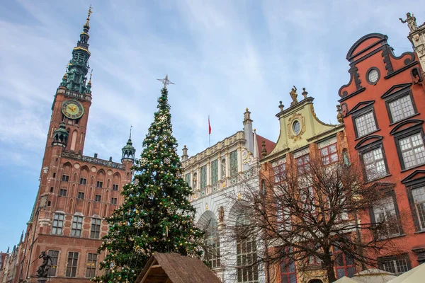 Polonya 'nın Gdansk kentindeki Dlugi Targ' da güzel bir Noel Ağacı manzarası. Arka planda Belediye Binası ve Arturs Court var..
