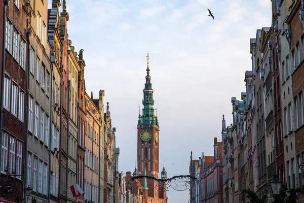 Muhteşem Main Town Hall, diğer adıyla Main City Hall, Polonya 'nın tarihi kenti Gdansk' ta Dluga 'dan izlendi..