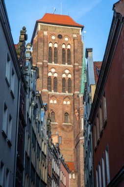 Polonya 'nın Gdansk kentindeki Dluga' dan görülen St. Mary Kilisesi..