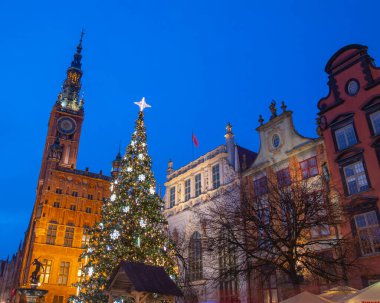 Polonya 'nın tarihi kenti Gdansk' ta Dlugi Targ 'da bulunan çarpıcı Noel Ağacı' nın arka planında ana belediye binası ve Artus Sarayı yer alıyor..