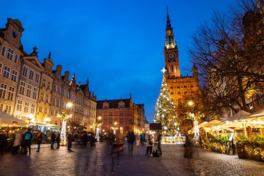 Gdansk, Polonya - 18 Aralık 2025: Dlugi Targ 'ın Noel zamanı Noel Ağacı ve Ana Belediye Binası ile birlikte görüntülenir.