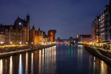 Polonya 'nın Gdansk kentindeki Yeşil Köprü' den bir akşam manzarası, Eski Motlawa Nehri ve 15. yüzyılın tarihi Crane 'ini gösteriyor..