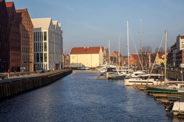 Gdansk, Polonya - 19 Aralık 2025: Polonya 'nın Gdansk kentindeki New Motlawa Nehri' nin manzarası.