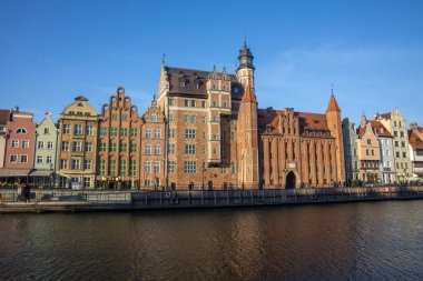 Gdansk, Polonya - 19 Aralık 2025: Polonya 'nın tarihi kenti Gdansk' ta Motlawa Nehri 'nin karşısındaki Arkeoloji Müzesi' nin güzel cephesi.