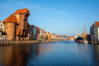 Gdansk, Polonya - 19 Aralık 2025: Polonya 'nın Gdansk kentindeki Motlawa Nehri' nin aşağısında tarihi 15. yüzyıl Turnası ve SS Soldek Gemisi manzarası.