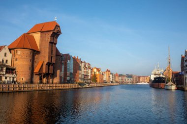 Gdansk, Polonya - 19 Aralık 2025: Polonya 'nın Gdansk kentindeki Motlawa Nehri' nin aşağısında tarihi 15. yüzyıl Turnası ve SS Soldek Gemisi manzarası.