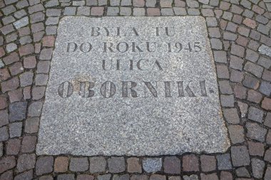 Polonya 'nın Gdansk şehrinde, bir zamanlar Oborniki Caddesi' nin 1945 'e kadar bulunduğu yeri gösteren bir plaket..
