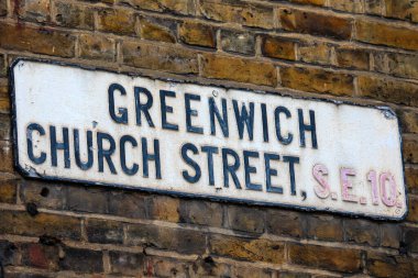 Londra, İngiltere 'deki Greenwich Royal Borough' da Greenwich Church Caddesi için bir sokak tabelasının yakın çekimi..