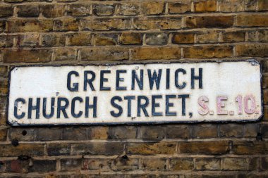 Londra, İngiltere 'deki Greenwich Royal Borough' da Greenwich Church Caddesi için bir sokak tabelasının yakın çekimi..