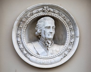 Greenwich, Londra 'daki eski Kraliyet Donanma Koleji' nin Pepys Binası 'nın dış tarafında bulunan tarihi Donanma Subayı George Bridges Rodney' in yuvarlak veya heykeli..