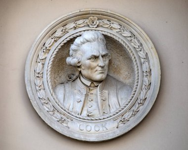 Greenwich, Londra 'daki eski Kraliyet Donanma Koleji' nin Pepys Binası 'nın dış tarafında bulunan Kaptan James Cook' un yuvarlak bir heykeli..