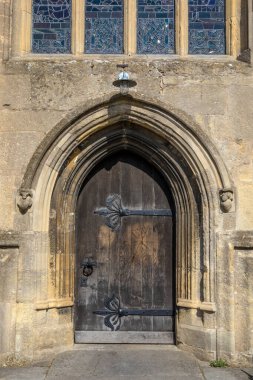 Somerset, İngiltere 'deki Glastonbury kasabasındaki St. Benedict Kilisesi' nin kapısı..