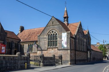 Somerset, İngiltere - 16 Mayıs 2025: İngiltere 'nin Somerset kentindeki Çedar köyünde Cliff Caddesi üzerindeki Çedar Metodist Kilisesi manzarası.