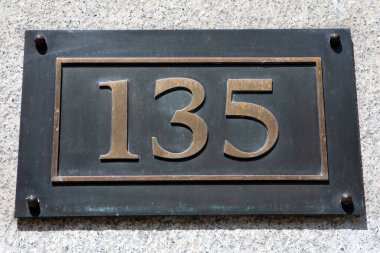 135 numaralı plaketin yakın çekimi..