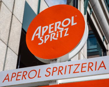 Londra, İngiltere - 2 Haziran 2025: Londra, İngiltere 'de bir barın önündeki Aperol Spritz tabelasına yakın çekim.