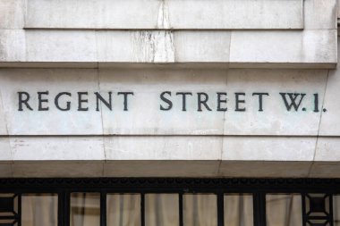 Londra, İngiltere 'de antika bir Regent Caddesi tabelasının yakın çekimi..