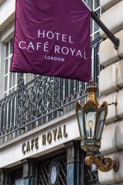 Londra, İngiltere - 2 Haziran 2025: Air Street ve Regent Street 'in köşesindeki tarihi Cafe Royal' in dışı, İngiltere