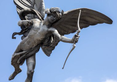 Londra, İngiltere - 2 Haziran 2025: Londra Piccadilly Sirki 'ndeki Shaftesbury Memorial Fountain. Genel olarak Eros olarak bilinir, ama heykel aslında Anteros 'a aittir - Eros' un kardeşi..