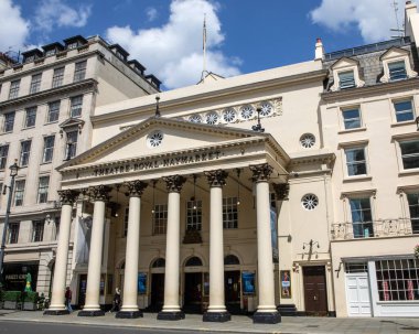 Londra, İngiltere - 2 Haziran 2025: Haymarket Kraliyet Tiyatrosu 'nun dış yüzeyi, Londra' nın batı ucundaki Haymarket 'te yer almaktadır..