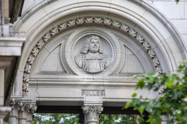 Londra, İngiltere - 2 Haziran 2025: Londra, İngiltere 'deki Ulusal Portre Galerisi' nin dış tarafında muhtemelen Thomas Fuller 'in bir heykeli - kilise ve tarihçi,.