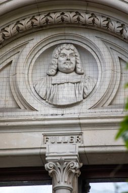 Londra, İngiltere - 2 Haziran 2025: Londra, İngiltere 'deki Ulusal Portre Galerisi' nin dış tarafında muhtemelen Thomas Fuller 'in bir heykeli - kilise ve tarihçi,.