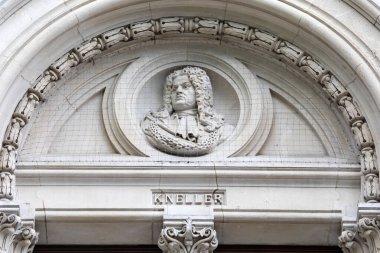 Londra, İngiltere - 2 Haziran 2025: Ünlü portre ressamı Godfrey Kneller 'in bir heykeli, Londra, İngiltere' deki Ulusal Portre Galerisi 'nin dış yüzeyinde.