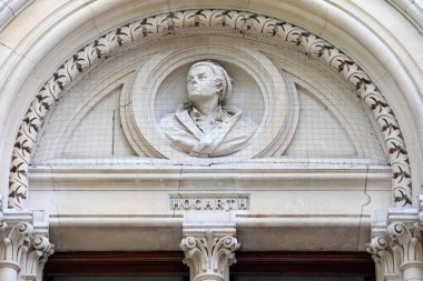 Londra, İngiltere - 2 Haziran 2025: Ünlü sanatçı William Hogarth 'ın bir heykeli, Londra, İngiltere' deki Ulusal Portre Galerisi 'nin dış yüzeyinde.