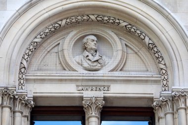 Londra, İngiltere - 2 Haziran 2025: İngiliz portre ressamı Sir Thomas Lawrence 'ın bir heykeli, Londra, İngiltere' deki Ulusal Portre Galerisi 'nin dış yüzeyinde.